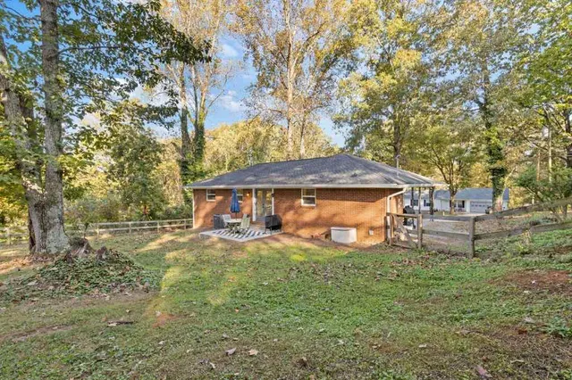 a view of a house with a yard