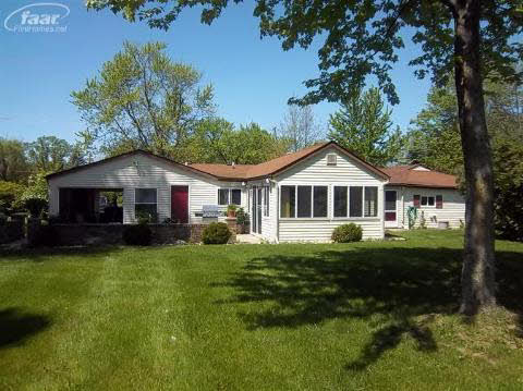 5347 Van Slyke Road Flint, MI 48507 - Photo 6 of 18 20185935-5.JPG