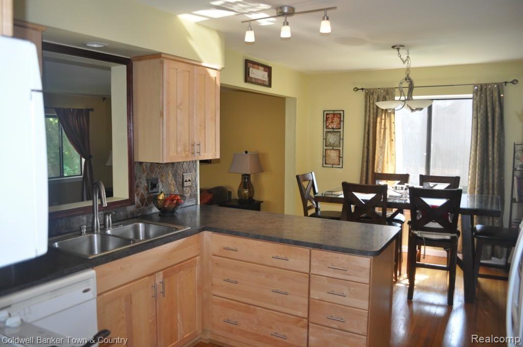 662 Glenwyth Road Brighton, MI 48116 - Photo 14 of 36 Kitchen/Breakfast Room