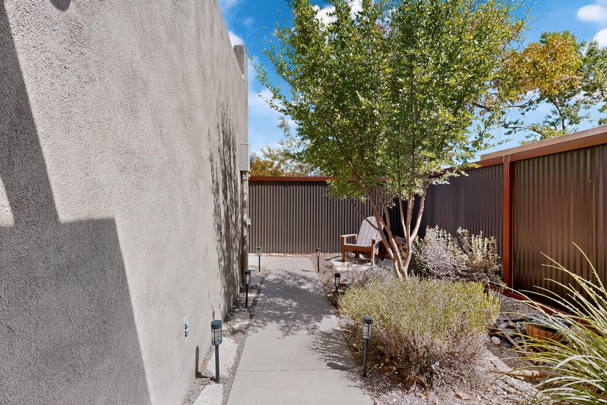 560 Berry Road Northwest Albuquerque, NM 87107 - Photo 5 of 37 Gallery Image 5