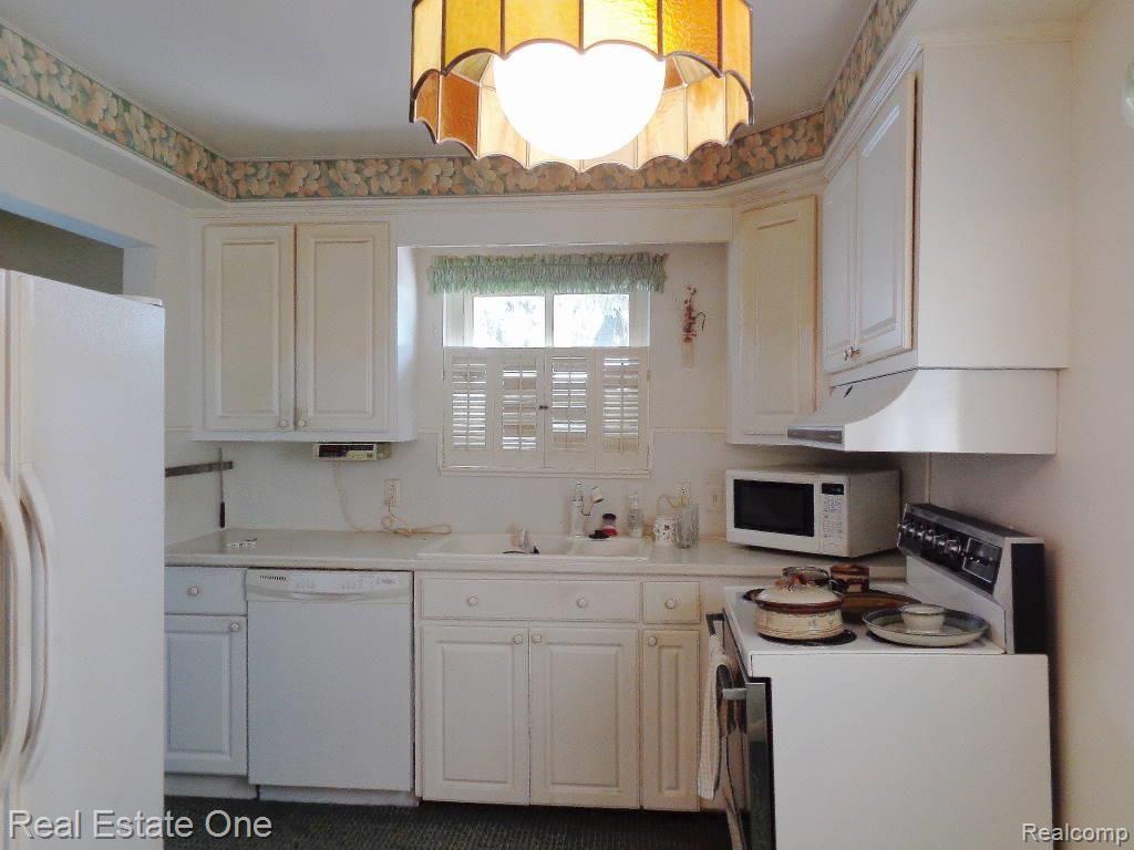 2469 Middlefield Road Trenton, MI 48183 - Photo 4 of 18 kitchen.jpg