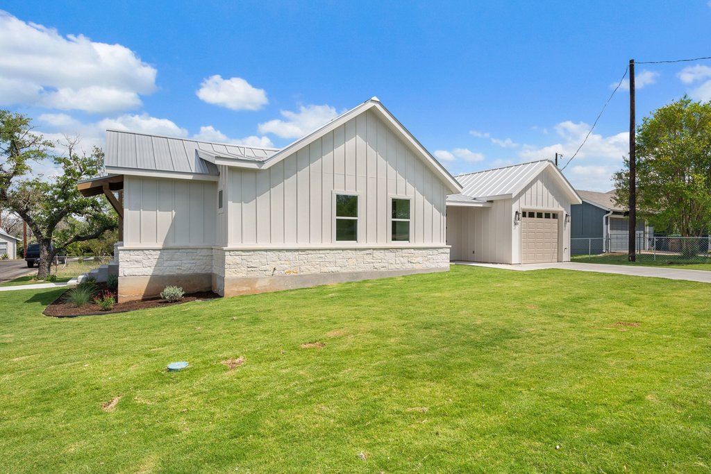 501 Ranchview Drive Johnson City, TX 78636 - Photo 5 of 28 a view of a house with a backyard