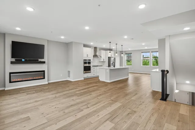 $1,095,000 | 875 Fls Passage West, Unit C, St. Paul, MN 55116