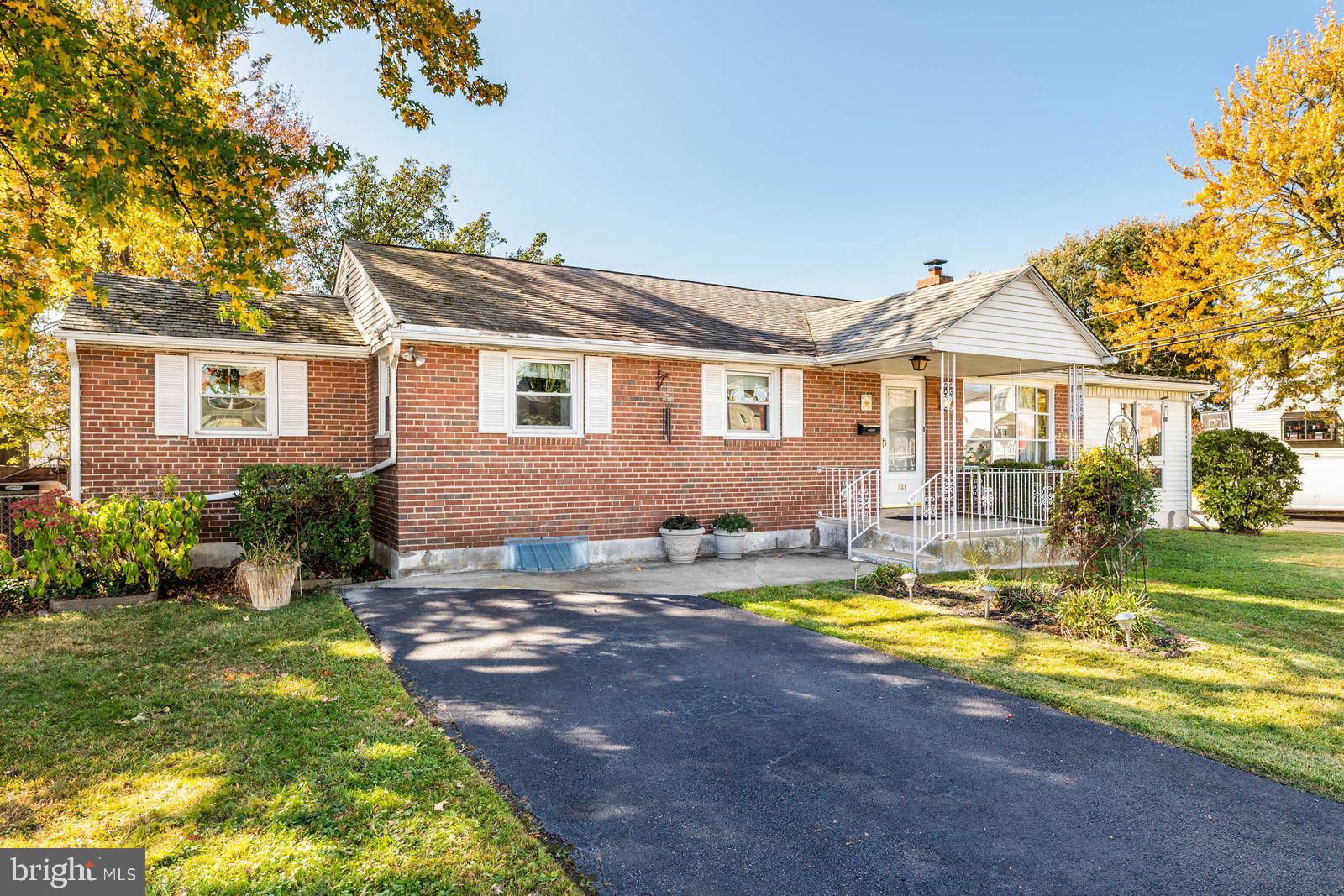 a view of a house with swimming pool and yard