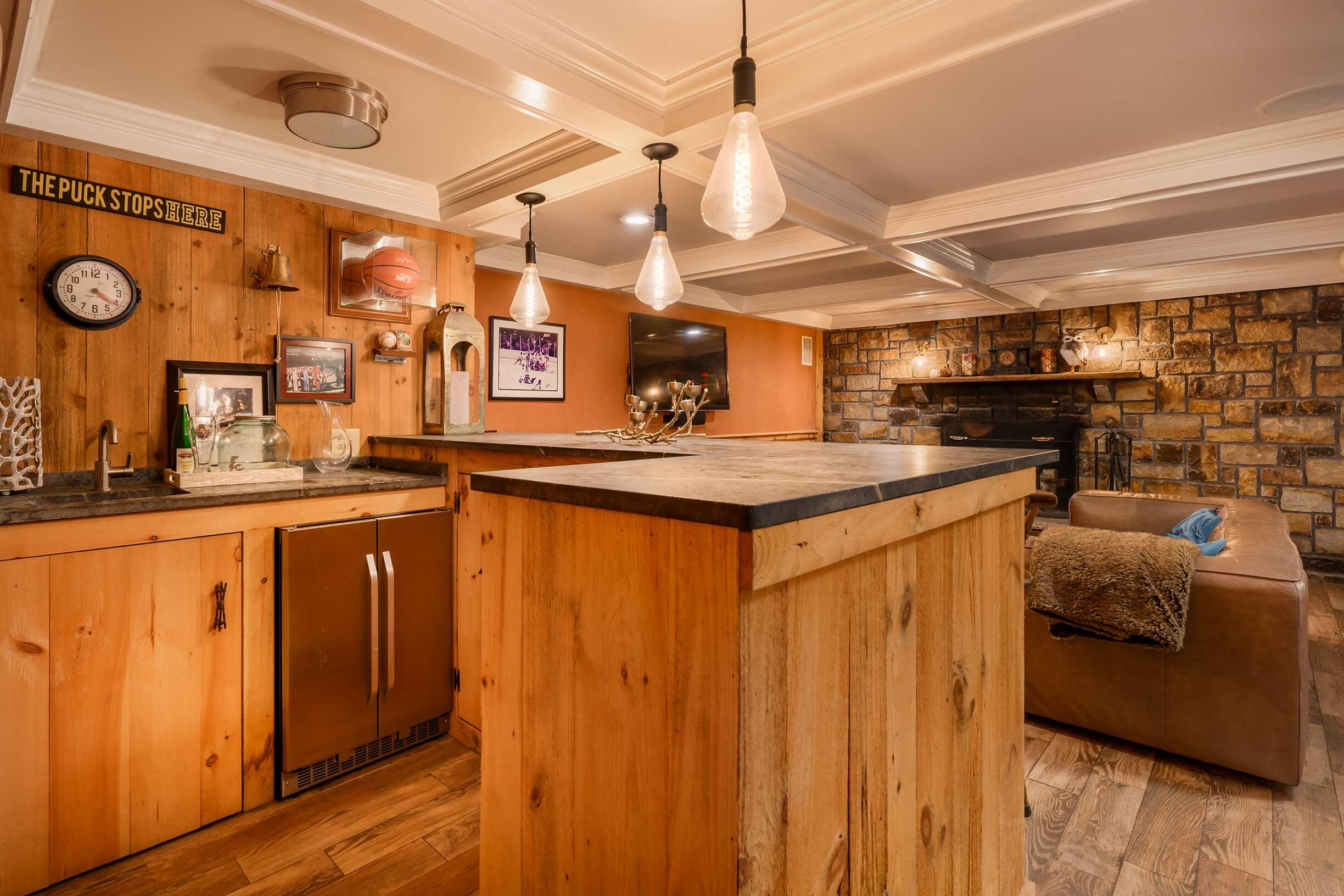 7 Dover Neck Road Dover, NH 03820 - Photo 17 of 23 Family Room Bar