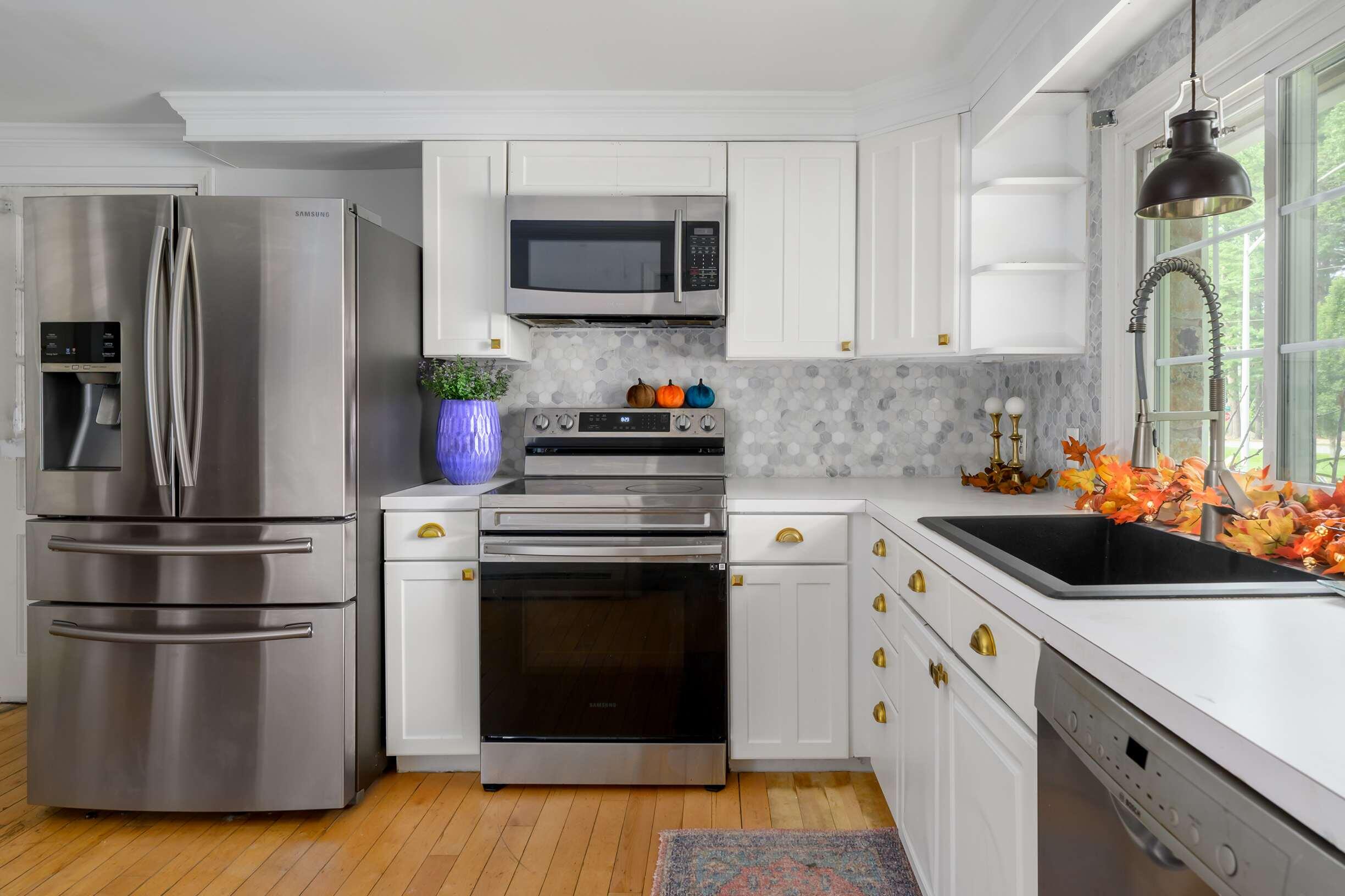 7 Dover Neck Road Dover, NH 03820 - Photo 7 of 23 Bright Kitchen