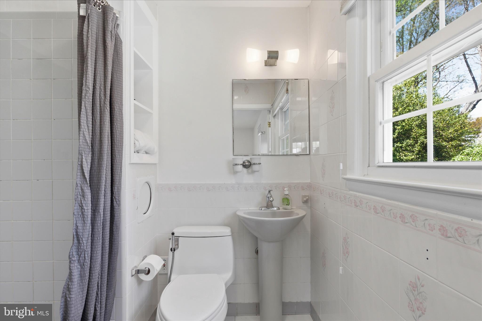 2510 Swift Run Street Vienna, VA 22180 - Photo 25 of 42 a bathroom with a toilet sink and mirror