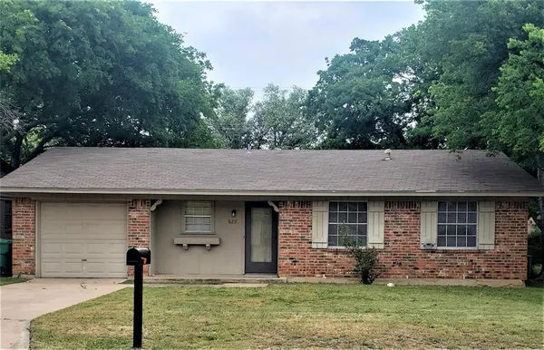 a front view of house with yard