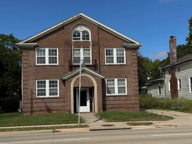 $950 | 1124 North Main Street, Rockford, IL 61103