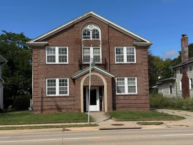 $950 | 1124 North Main Street, Rockford, IL 61103