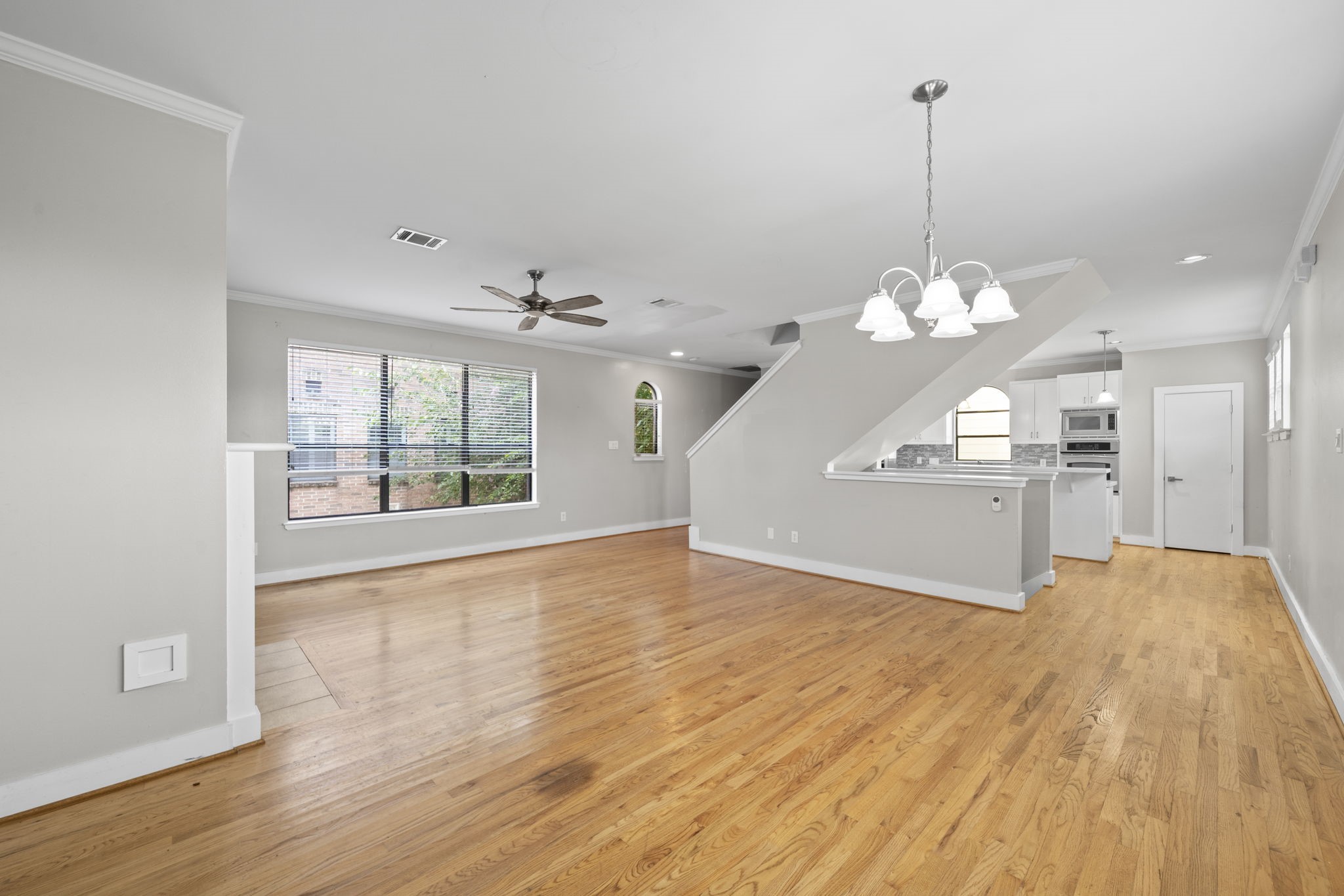 2154 Arabelle Street Houston, TX 77007 - Photo 19 of 45 Living / Dining