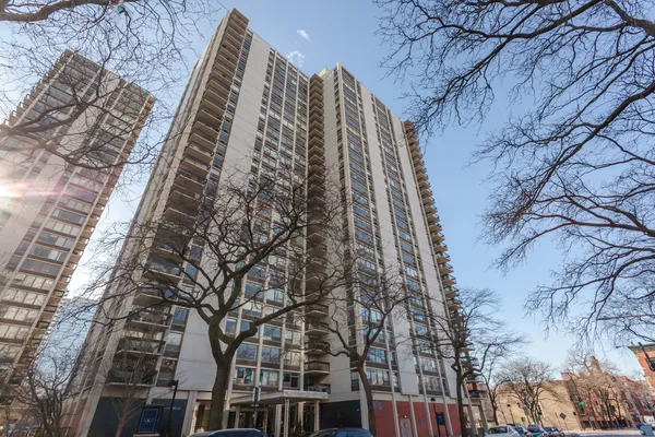 $2,600 | 1360 North Sandburg Terrace, Unit 510C, Chicago, IL 60610