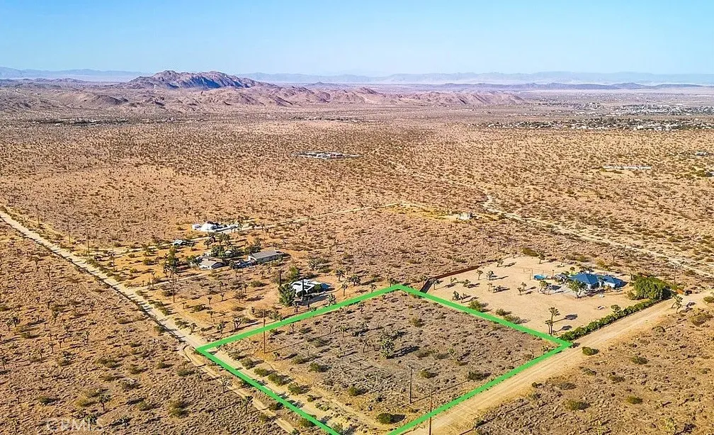 7645 La Contenta Road Yucca Valley, CA 92284 - Photo 4 of 14 a view of ocean and mountain