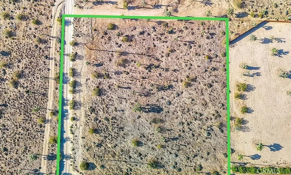 7645 La Contenta Road Yucca Valley, CA 92284 - Photo 9 of 14 view of a yard with a brick wall