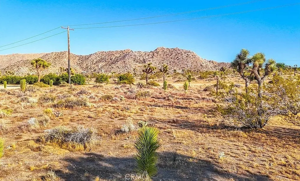 7645 La Contenta Road Yucca Valley, CA 92284 - Photo 10 of 14 a view of a large building
