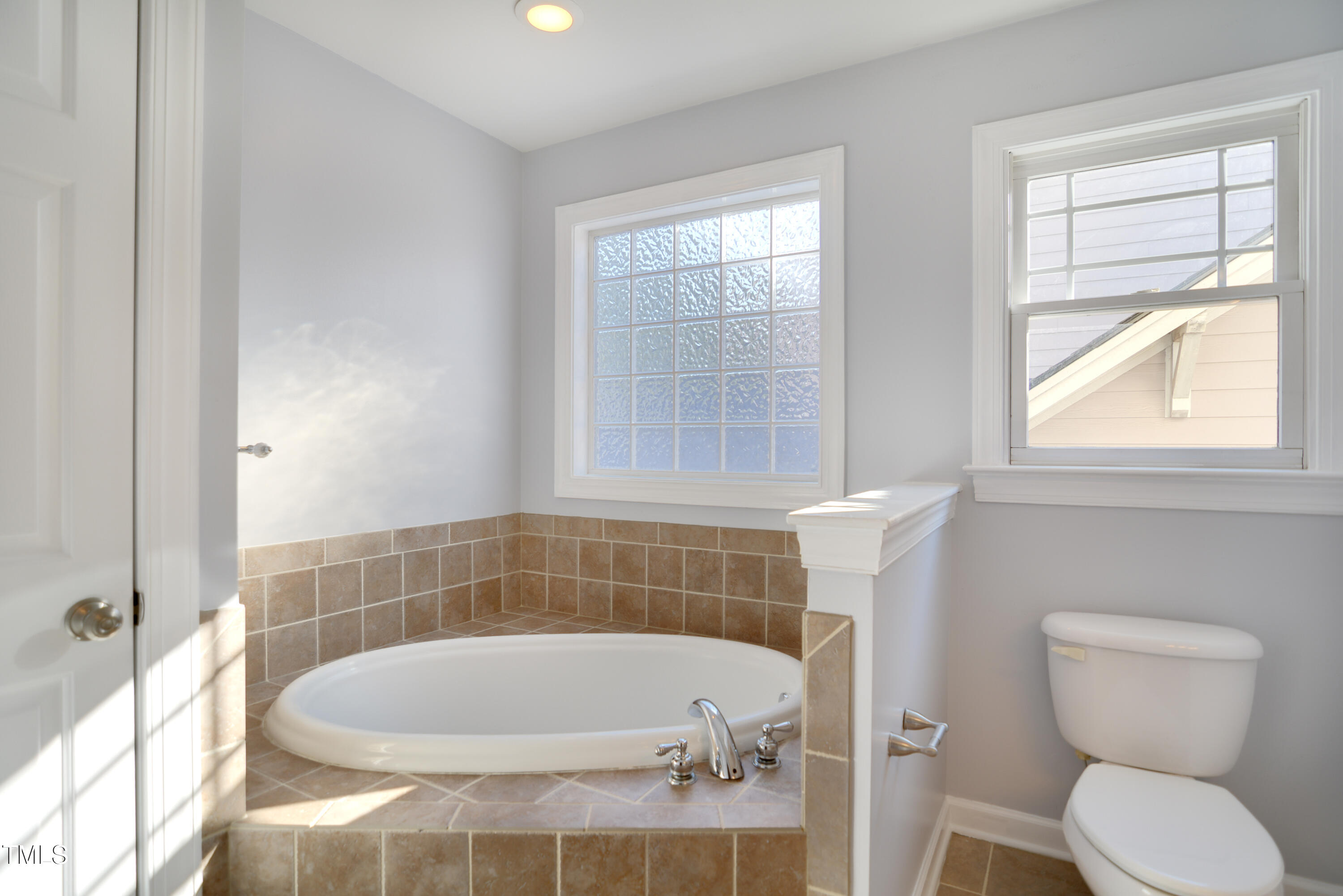 121 Homegate Circle Apex, NC 27502 - Photo 17 of 33 a bathroom with a bathtub and window