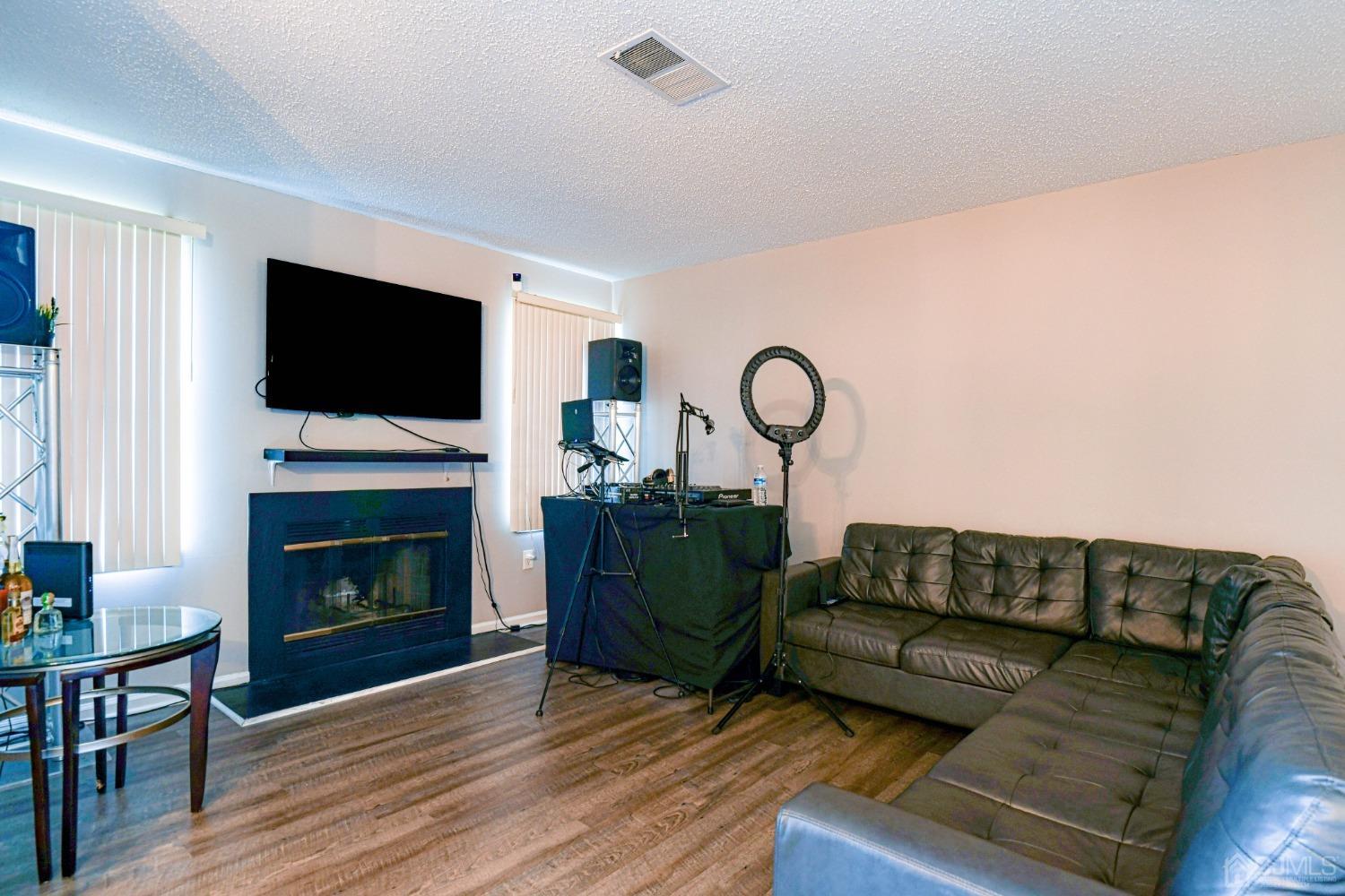1027 Edpas Road New Brunswick, NJ 08901 - Photo 5 of 19 Gallery Image 5