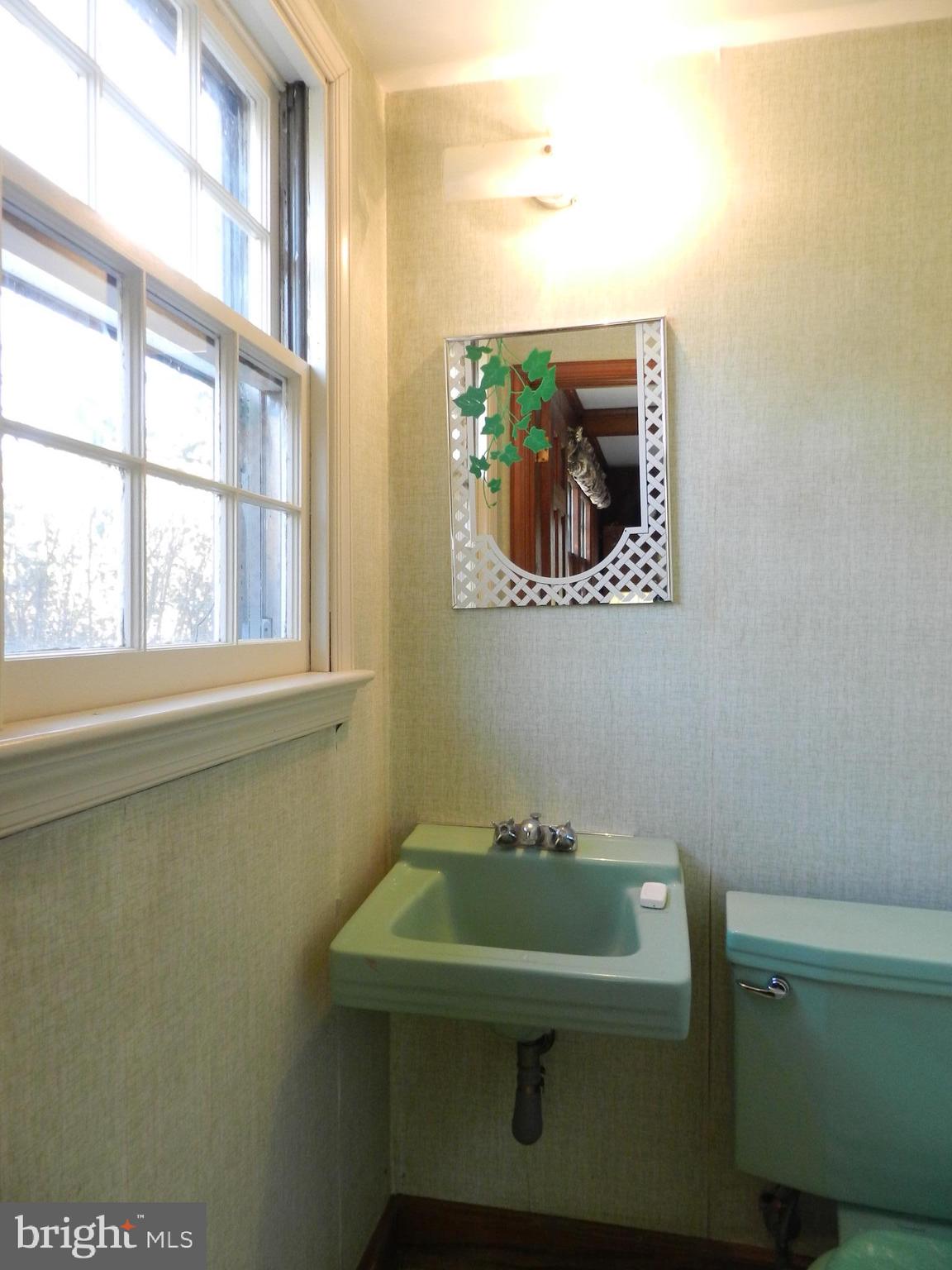 722 Hillview Road Malvern, PA 19355 - Photo 23 of 49 Powder Rm next to Family Rm