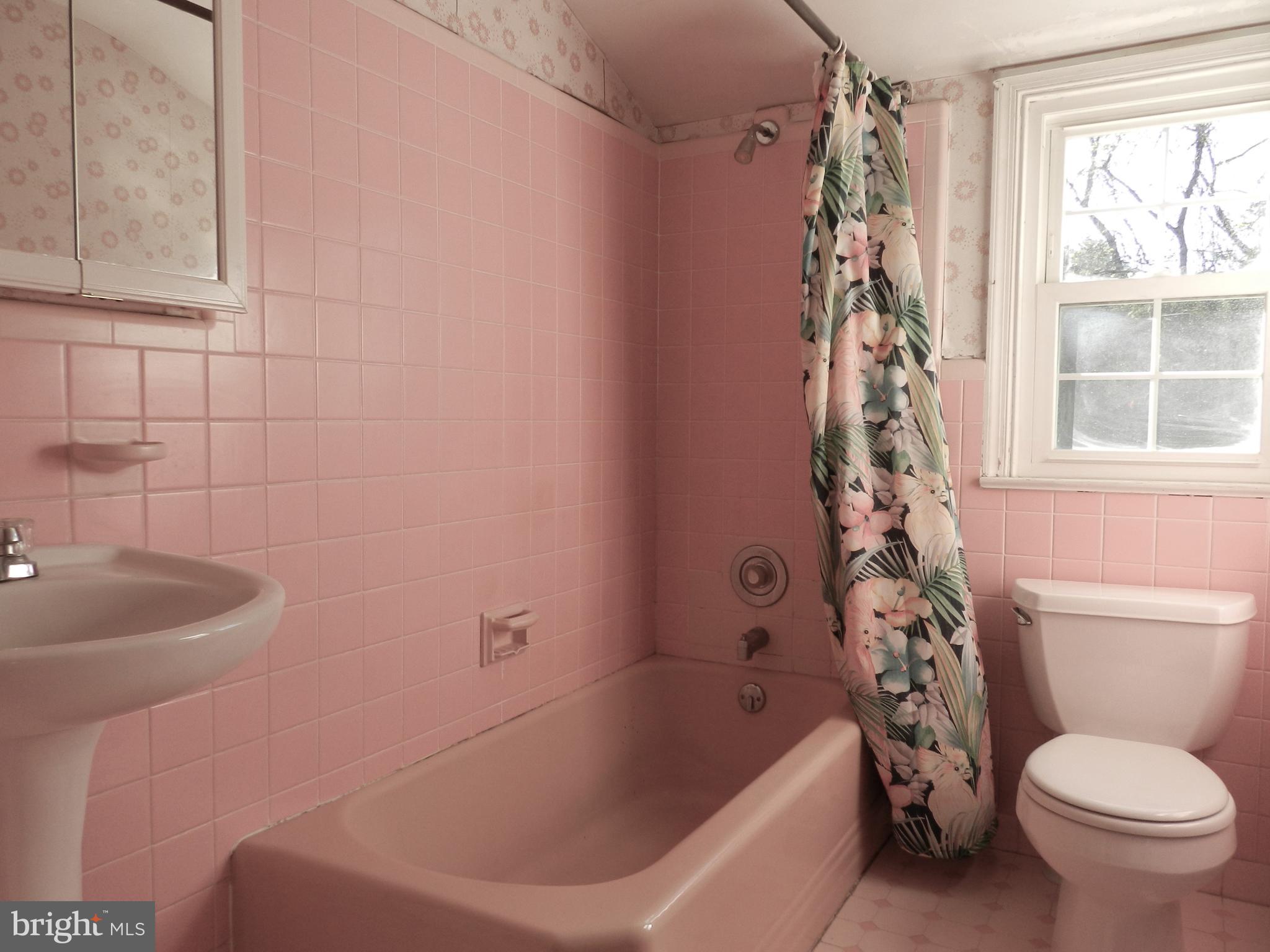 722 Hillview Road Malvern, PA 19355 - Photo 38 of 49 Hall Bath in good shape - tile can get painted!