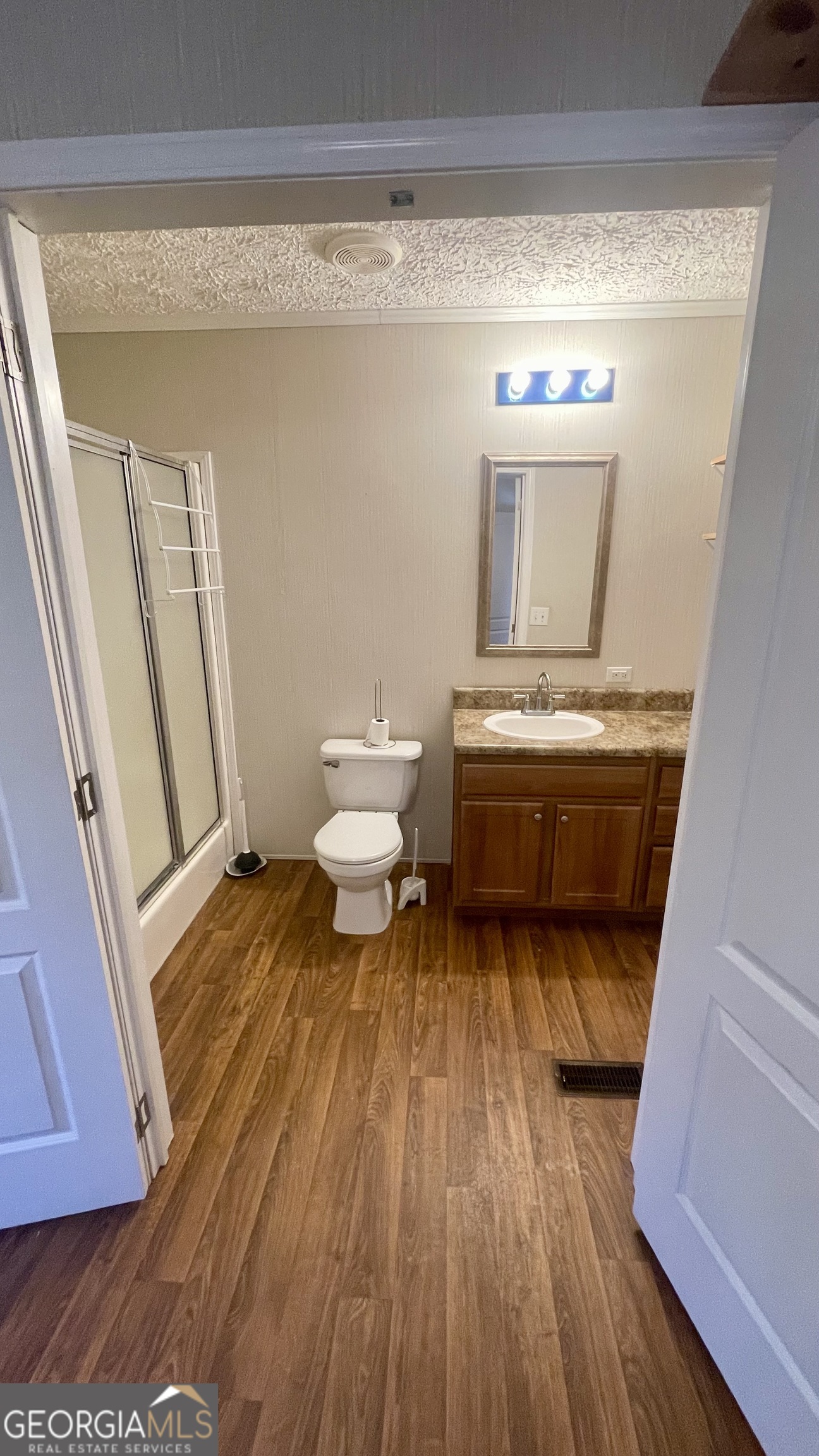 21 Ruby Road Hawkinsville, GA 31036 - Photo 38 of 43 a living room with toilet and a wooden floor