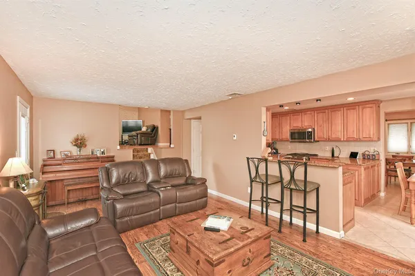 $1,199,999 | 1968 Cynthia Lane, Merrick, NY 11566