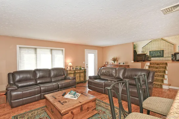 $1,199,999 | 1968 Cynthia Lane, Merrick, NY 11566