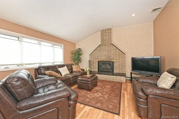 $1,199,999 | 1968 Cynthia Lane, Merrick, NY 11566