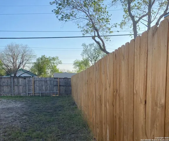a view of a backyard