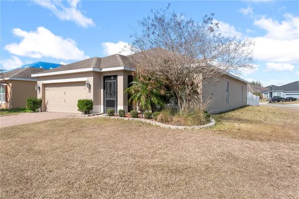 a view of a house with a yard