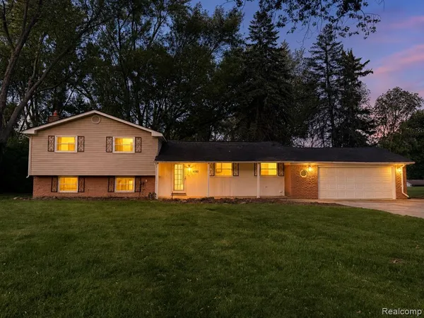 $2,950 | 6382 Houghten Drive, Troy, MI 48098