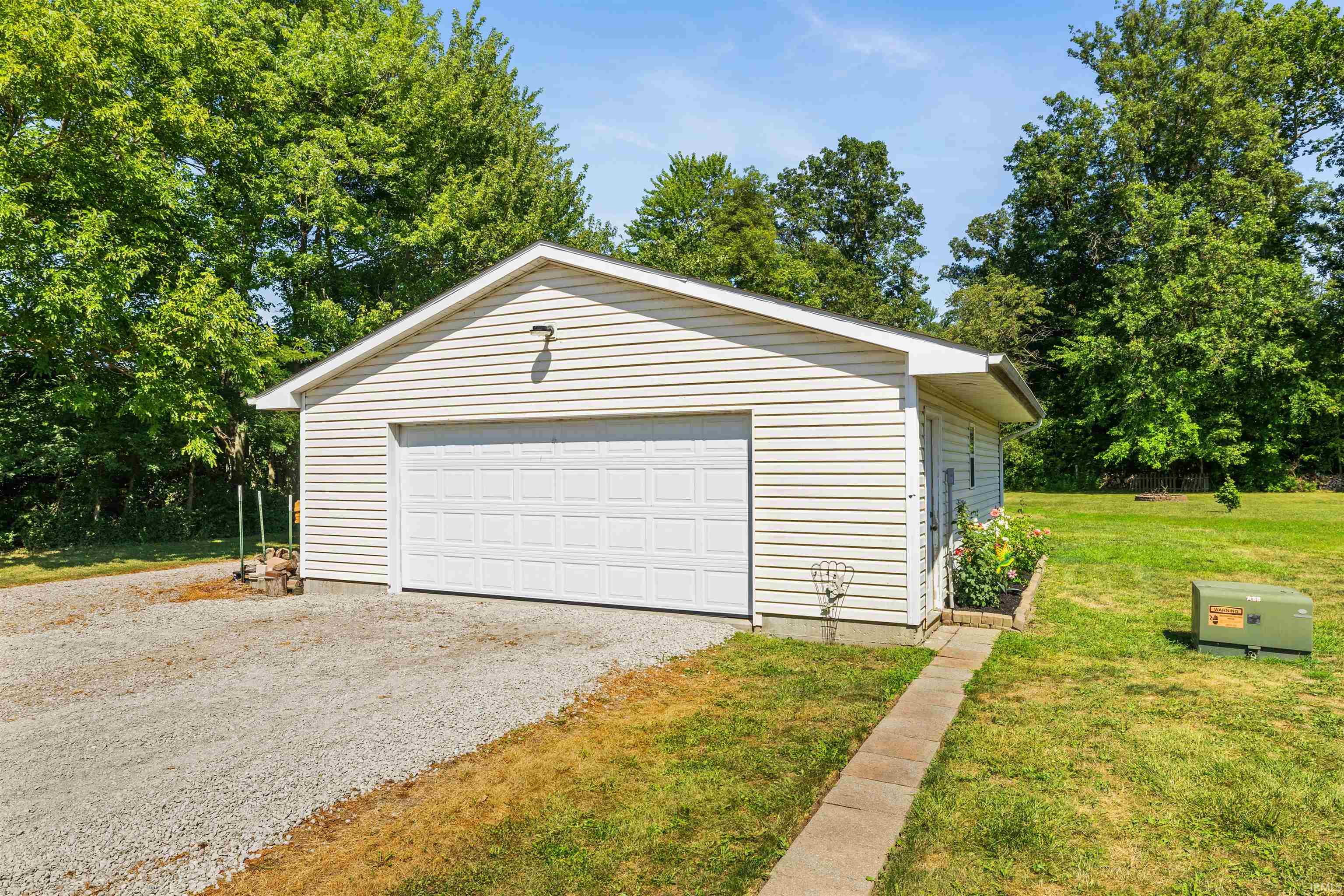 15735 Thiele Road Fort Wayne, IN 46819 - Photo 3 of 35