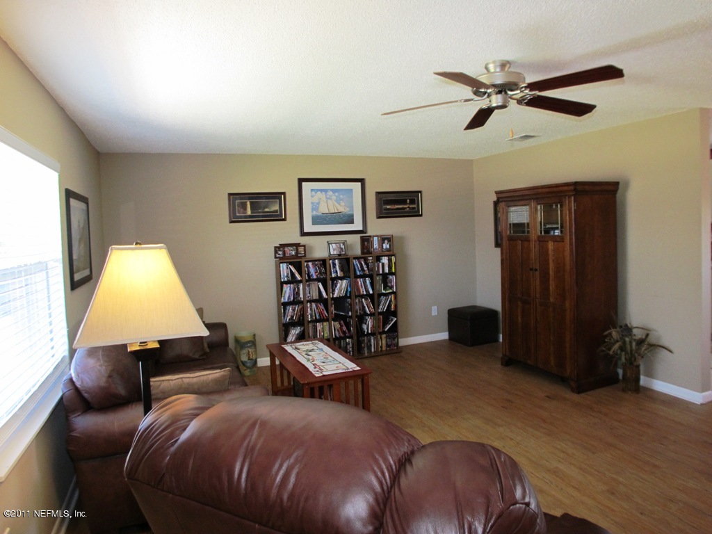 2423 Fernside Road Jacksonville, FL 32246 - Photo 4 of 32 Living Room