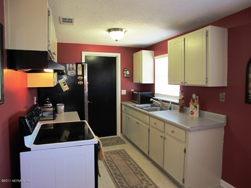 2423 Fernside Road Jacksonville, FL 32246 - Photo 6 of 32 Kitchen