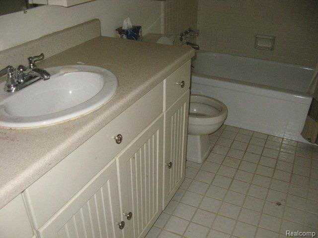 29610 Middlebelt Road, Unit 19 Farmington, MI 48334 - Photo 8 of 10 13 Bathroom 1
