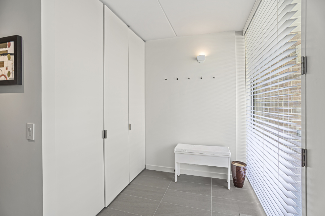 1739 Seton Road Northbrook, IL 60062 - Photo 4 of 31 a bathroom with a toilet and a shower