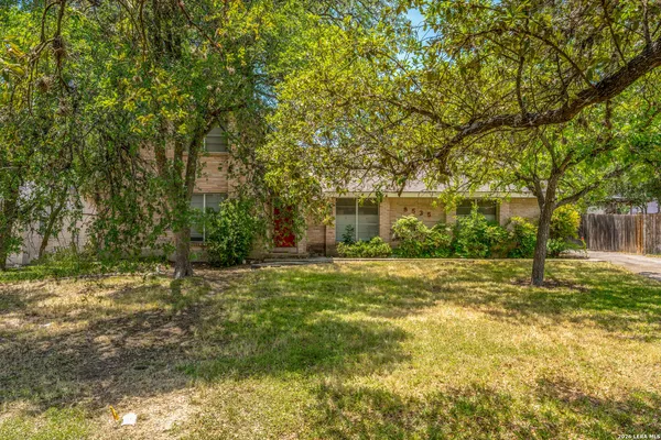 a view of a yard in front of the house