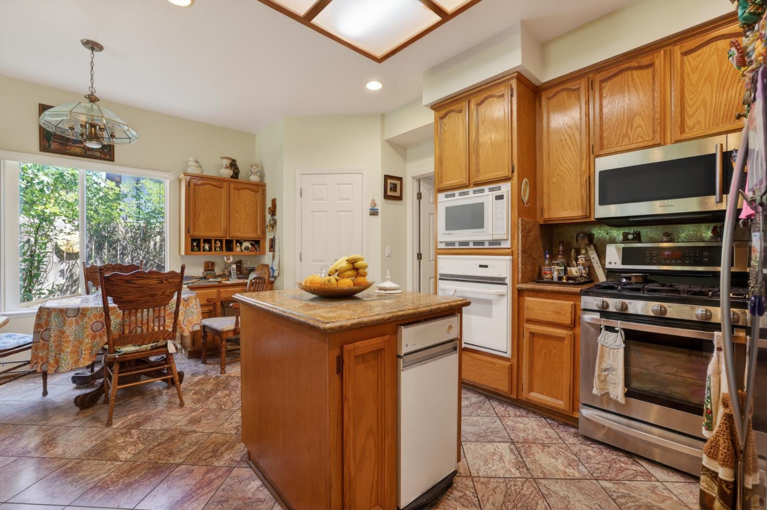 6141 Hall Lane Carmichael, CA 95608 - Photo 8 of 36