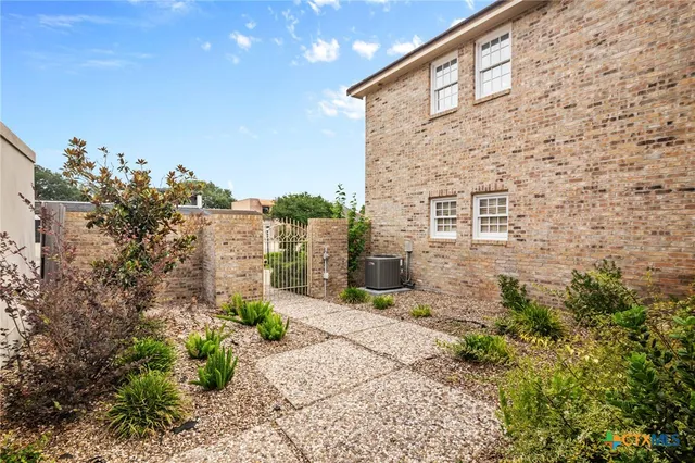 $499,900 | 6009 Country Club Drive, Victoria, TX 77904