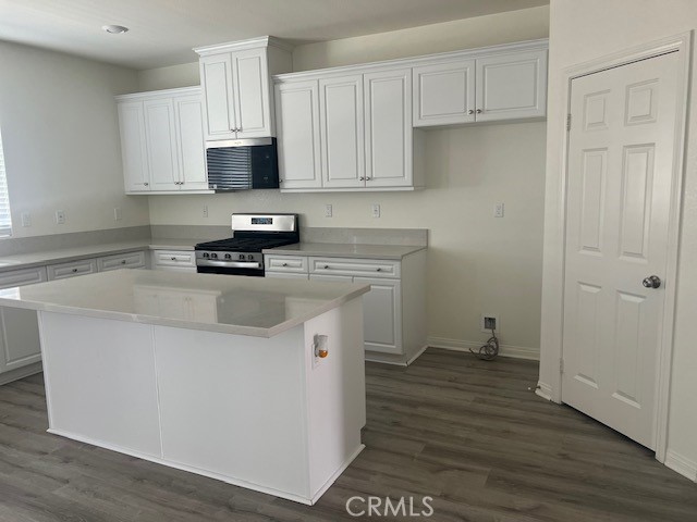 7561 Baerss Road Riverside, CA 92507 - Photo 11 of 24 KITCHEN COUNTERS - QUARTS