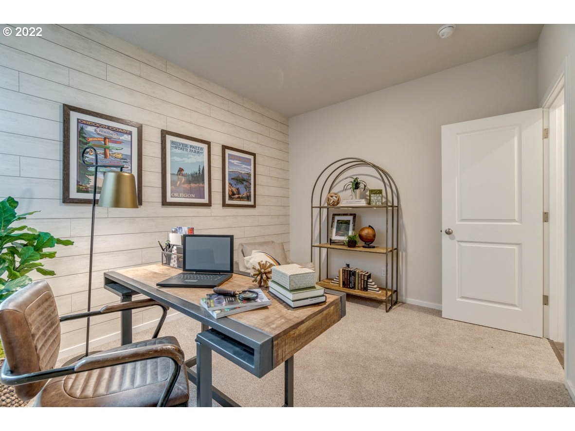 2402 Halter Drive Woodburn, OR 97071 - Photo 5 of 31 a living room with furniture