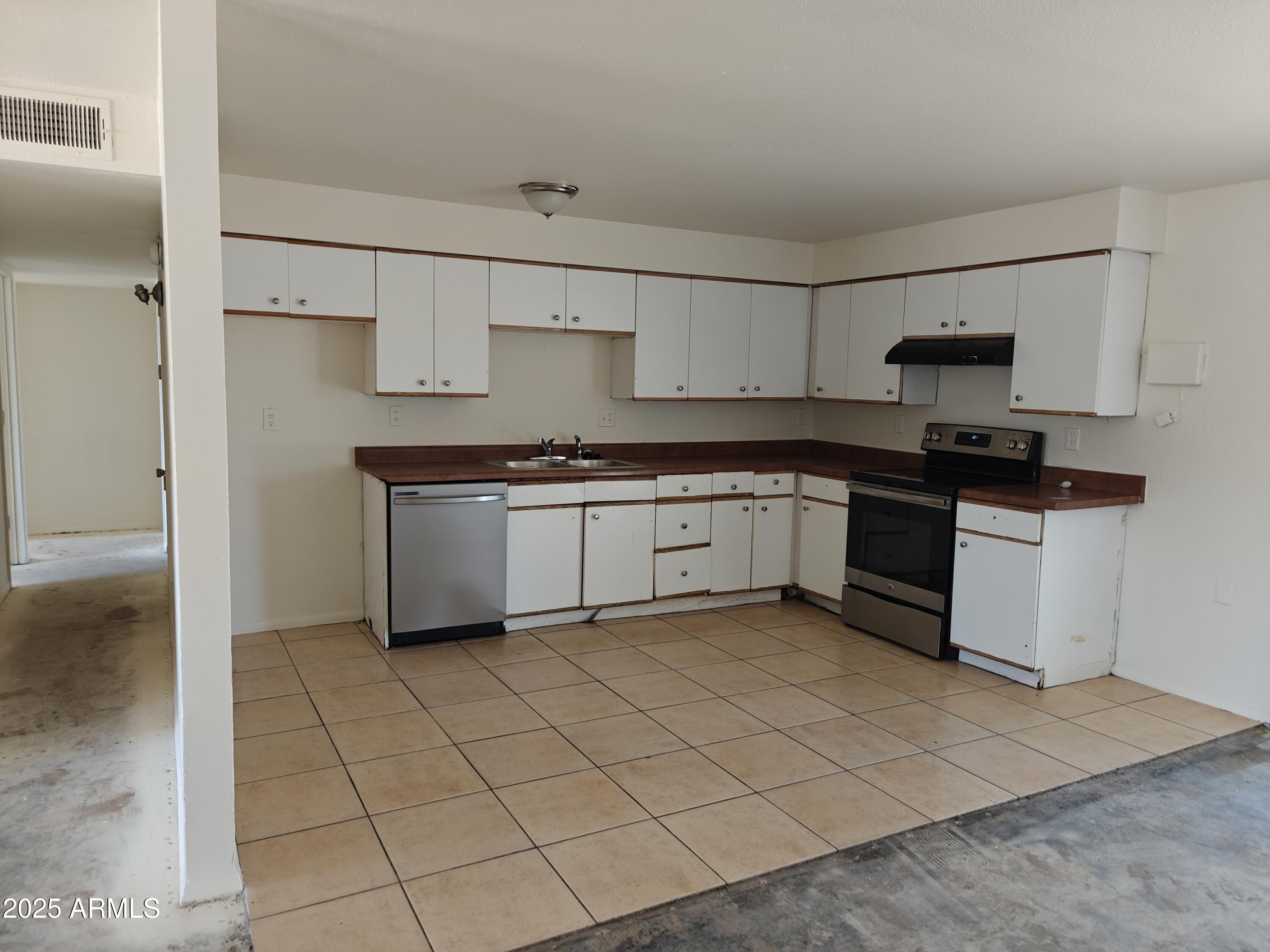 6226 West Coronado Road Phoenix, AZ 85035 - Photo 5 of 15 IMG20250422101614