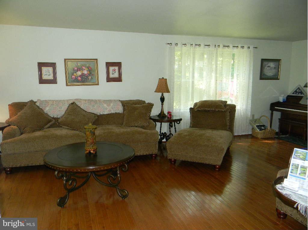 4522 Hurst Road Bealeton, VA 22712 - Photo 9 of 30 Living Room