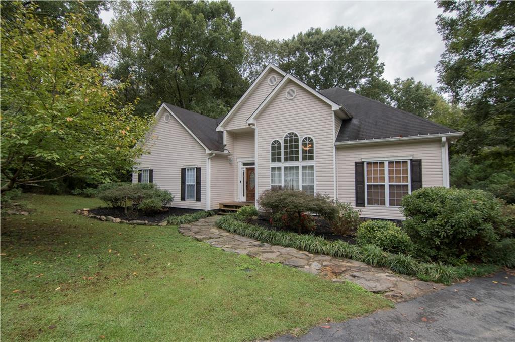 a view of a house with backyard and garden