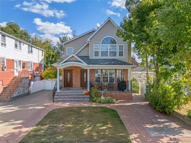 $3,900 | 22 Dunwood Road, Unit A FIRST, Port Washington, NY 11050