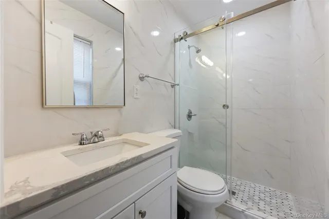 $3,900 | 22 Dunwood Road, Unit A FIRST, Port Washington, NY 11050