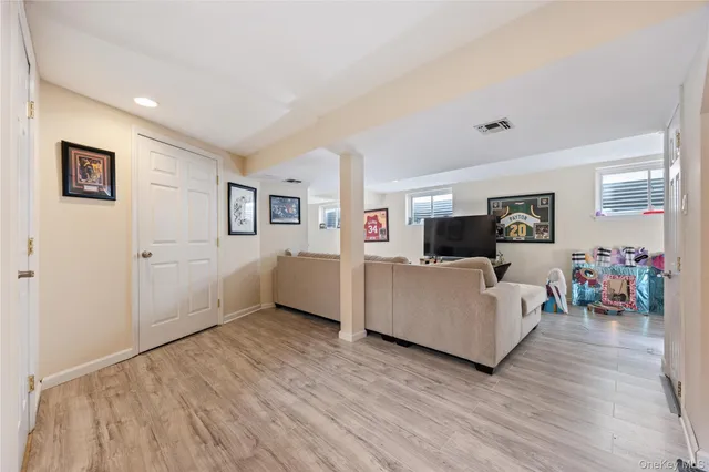 $3,900 | 22 Dunwood Road, Unit A FIRST, Port Washington, NY 11050