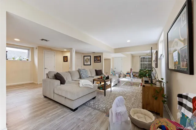 $3,900 | 22 Dunwood Road, Unit A FIRST, Port Washington, NY 11050