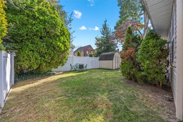 $3,900 | 22 Dunwood Road, Unit A FIRST, Port Washington, NY 11050