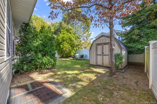 $3,900 | 22 Dunwood Road, Unit A FIRST, Port Washington, NY 11050