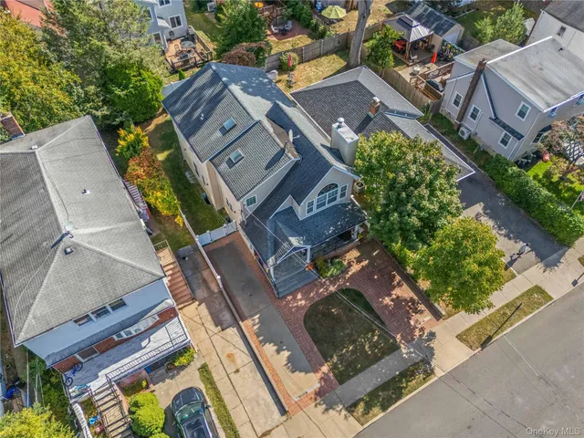 $3,900 | 22 Dunwood Road, Unit A FIRST, Port Washington, NY 11050